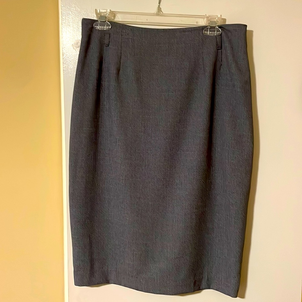 Beautiful tailored gray pencil skirt (below knee) from Amanda + Chelsea. Sz 10